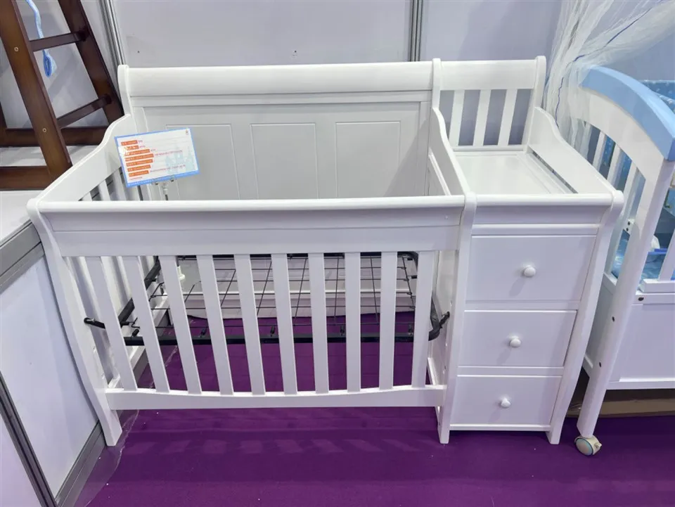 Tempat Tidur Bayi Samping Tempat Tidur